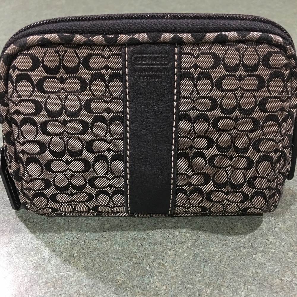 Signature Black Coach Print Make-Up Case